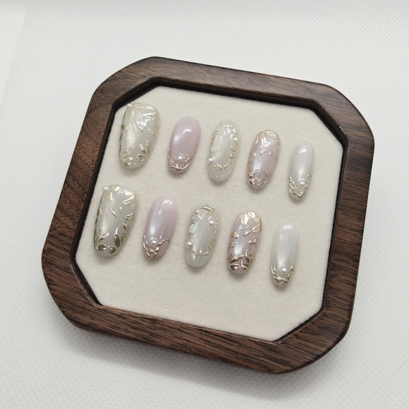 Elegant Pearl Gold Hand Painted Flowers Handmade Press On Nails Art Set - Picture 3 of 10